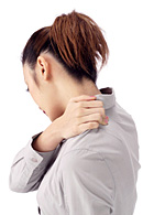 肩こりに悩む女性