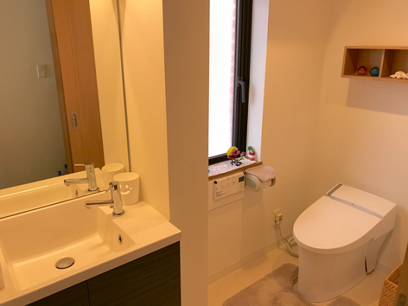 コアド整体院の洗面化粧台とトイレ